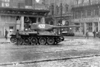 A T34-es ’56 környékén már nem számított túl modernek, de mivel Budapesten nem német nehéz-páncélosok vadásztak rá, simán bevetették ezeket is. A 38,9 literes 12 hengeres dízelmotor 493 lóerő leadására volt képes, hatótávja 460 kilométer körüli volt.