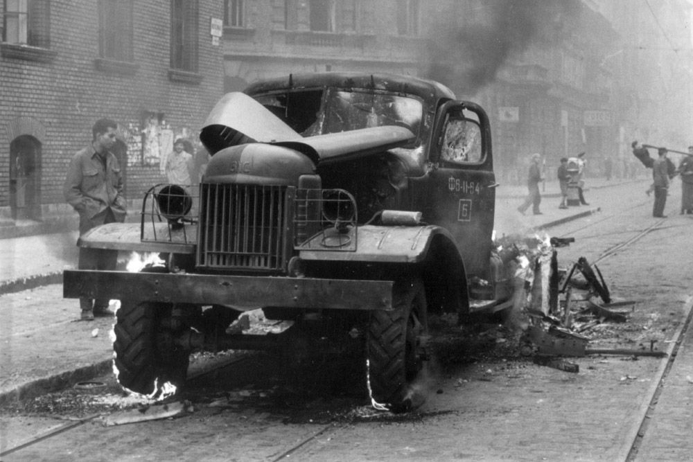 Zisz 151 - 1947 és 57 között ez volt a legelterjedtebb szovjet gyártmányú teherautó. 5555 köbcentis, hathengeres, 90 lóerős benzinmotor dolgozott benne, amely alig 30 litert fogyasztott 100-on.