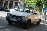 A Maruti 800-as az utolsó mentsvár, ha nem akarunk robogóval közlekedni. Egy Polski Fiat hangulatú városi törpeautó, indiai gyártással.