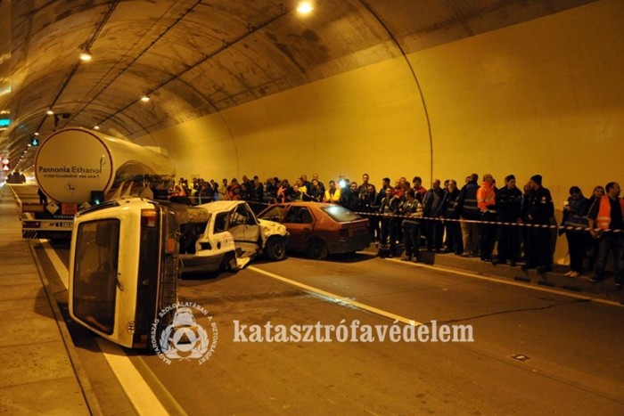 Katasztrófát rendeztek az M6-oson 9