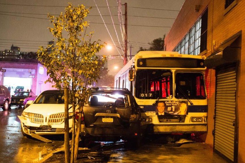 Összetört jó pár parkoló autót, és egy épületbe fúródva állt meg az a busz, amelynek vezetője egy szabálytalan taxis miatt rántotta félre a kormányt Brooklynban.