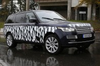 Nyújtott tengelytávjával és sportautóból átemelt motorjával a Range Rover újdonsága egyszerre tipor a luxuslimuzinok és a sportterepjárók bütykére.