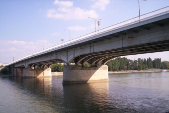 Mossák az Árpád hidat, dugók lehetnek