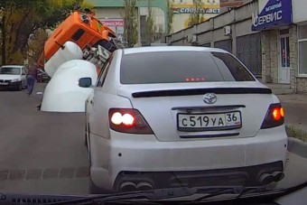 Betonkeverőt nyelt el a föld