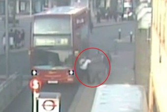 Megverte bliccelő utasait a buszsofőr (videó)