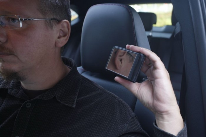 A kivehető sminktükör: bizonyára nyert vele a Lexus pártízezreléknyi hölgyvásárlót