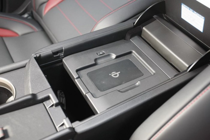 Induktív telefon-töltő a könyöklőben