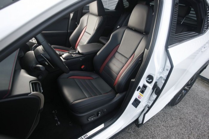 Az ülések kényelmesek, de a kihúzható combtámasz hiányzott