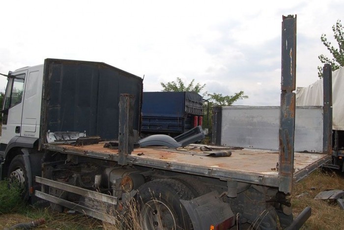 Az egyik megbontott teherautó