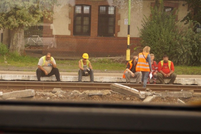 Lélegzetelállító tempóban épül a magyar vasút! 7 | Vezess Valami kis gebasz miatt vagy tíz percig állt a vonat Ladánynál. Ez a csapat addig nemigen változtatott pozíviót