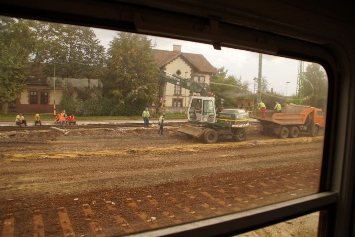 Lélegzetelállító tempóban épül a magyar vasút! 9 | Vezess Mintha még a közútépítési arányoknál is rosszabb lenne a dolgozó-néző arány a vasúti munkaterületen