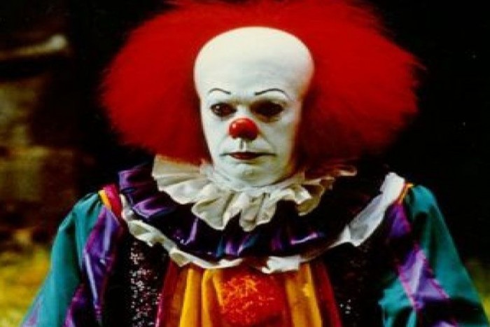 Bohócmaszkos, késes fiatalok támadtak autósokra