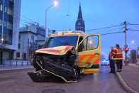 A nap képe – mentőautó ütközött személyautóval 2