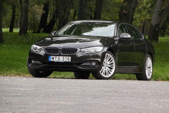 Összkerekes kupé, négy ajtóval? Ilyen is van!