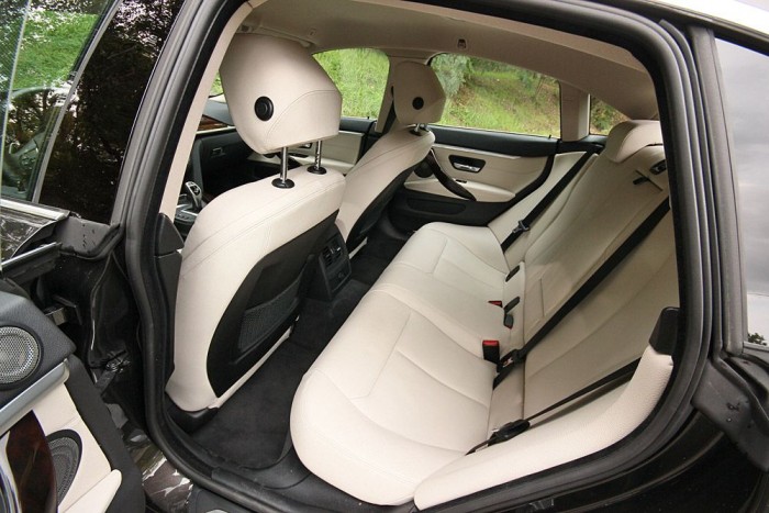 Inkább kétszemélyes a hátsó pamlag, de három ember is elfér itt