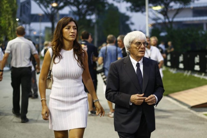 84 éves a Forma-1 mindenható ura 9 | Vezess Bernie Ecclestone háromszor házasodott, az utolsó frigyet 81 évesen kötötte a brazil Fabian Flosival, tehát a magánélet terén sem hiányzik önbizalma. Korábban pedig a csinos horvát modell, Slavica Ecclestone férje volt, akinek csak a válláig ért az 1,59 m magas Grand Prix király