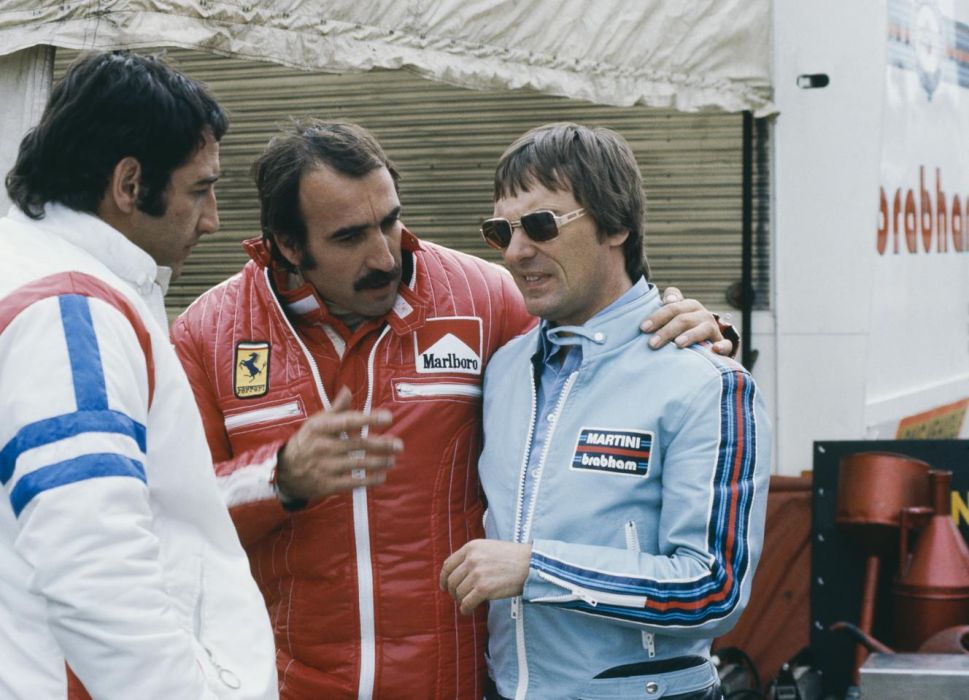 76001_627254_1000x700.jpg | Vezess | Vezess 1975-ben még a Brabham csapat tulajdonosaként beszélget a Ferrari pilótával Clay Regazzoni-val.