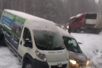 Kegyetlen tömegbalesetet okozott a hó