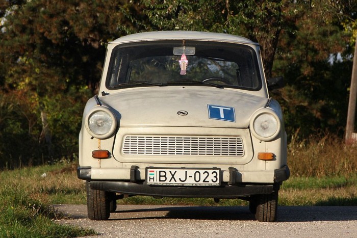 A tanulóvezető matrica egyedi hangulatot ad az öreg Trabinak