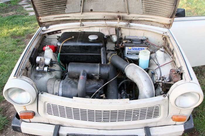 Kéthengeres, kétütemű motor dolgozik benne