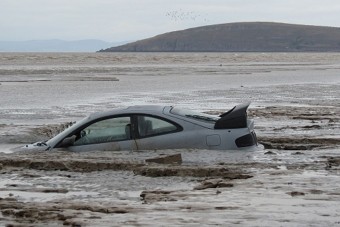Sportautó, nyakig a sárban