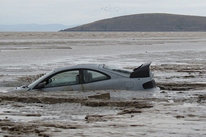 Sportautó, nyakig a sárban 3