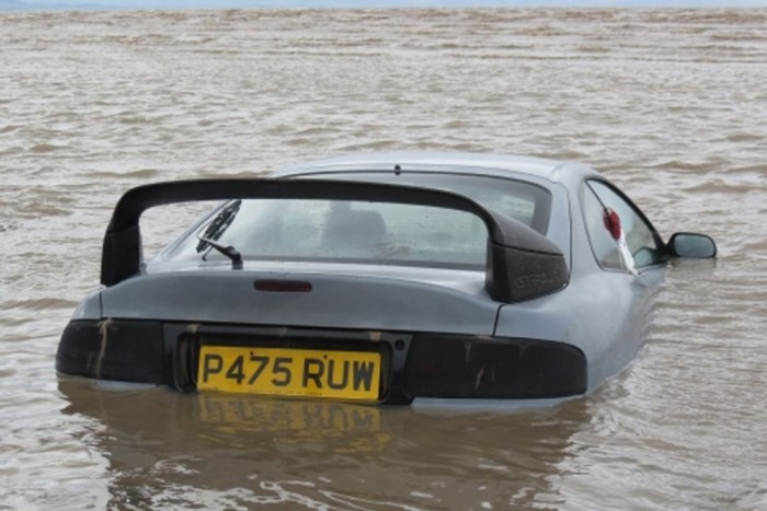 Sportautó, nyakig a sárban 4