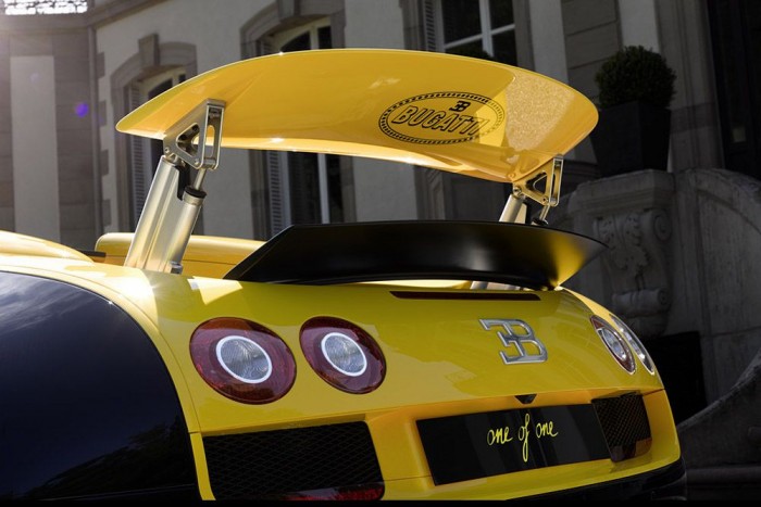 Bugatti Veyron - A Bugattin nem csupán a száguldáshoz nyújt segítséget a hátsó légterelő, hanem ha 200 fölött kezd intenzív fékezésbe a vezető, akkor 0,4 másodperc alatt 55 fokos szögbe fordulva a levegőnek feszülve fékként is működik.
