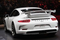 Porsche 911 GT3 - A 911 GT3 képes 3,5 másodperc alatt elérni a 100 km/órás tempót. Legnagyobb sebessége 315 km/óra, és 300-nál majdnem másfél mázsányi leszorító erőt termel  a rafinált hátsó szárnyszerkezete.