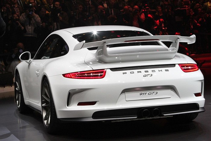 Porsche 911 GT3 - A 911 GT3 képes 3,5 másodperc alatt elérni a 100 km/órás tempót. Legnagyobb sebessége 315 km/óra, és 300-nál majdnem másfél mázsányi leszorító erőt termel  a rafinált hátsó szárnyszerkezete. 
