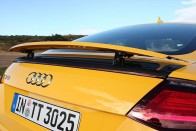 Audi TT - Aprócska, szolid szárnyát csak szükség esetén dugja ki az Audi TT. Hogy a legújabb változatban mekkora szükség van rá, nem tudjuk, de az első generációs TT-k hajlamosak voltak szárnyak nélkül elszállni.