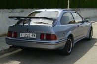 Ford Sierra RS Cosworth – A bálnafarok méretű, idétlen légterelő tette igazán elrettentővé a hátsó és összkerék-hajtással is készülő Sierra Cosworth külsejét. Motorja 204 és 220 és 224 lóerős kivitelben volt elérhető.