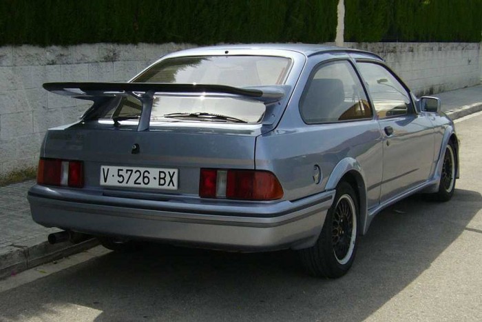 Ford Sierra RS Cosworth – A bálnafarok méretű, idétlen légterelő tette igazán elrettentővé a hátsó és összkerék-hajtással is készülő Sierra Cosworth külsejét. Motorja 204 és 220 és 224 lóerős kivitelben volt elérhető. 