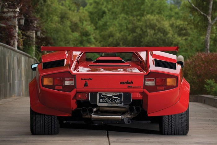 Lamborghini Countach - A középmotoros olasz szupersportkocsit 1974 és 90 között gyártották. A kétajtós, szögletes formákból összeépített jószág 355 és 746 lóerő közötti V12-es motorokkal volt kapható. Összesen 2042 darabot gyártottak belőle 16 éves pályafutása alatt.
