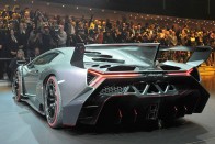 Lamborghini Veneo - A Veneo  6,5 literes, V12-es motor 750 lóereje brutálisan gyorsul, 2,8 másodperc alatt százon van. 355 km/h-s végsebességét biztos sokan kipróbálnák, de csak kevesen fogják, mert az autóból összesen négy darab készül.