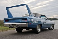 Plymouth Superbird - A fura formát annak köszönheti az autó, hogy egyike volt az első olyan modelleknek,  amelyeket szélcsatornában próbáltak minél áramvonalasabbra faragni. A hátra épített elképesztő mérető szárnyat más nem is magyarázhatja, csak valami félreértelmezett áramlástani egyenlet.  Az 1970-es Plymouth Superbird háromféle motorral készült, 375, 390 és 425 lóerővel. Utóbbiból utcai használatra mindössze 100 darabot készítettek.