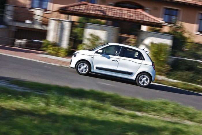 1961-ben az R4-gyel a Renault átállt az orrmotoros kisautókra. 53 évvel később mégis farmotoros a Twingo. Mivel jár a szokatlan felépítés?