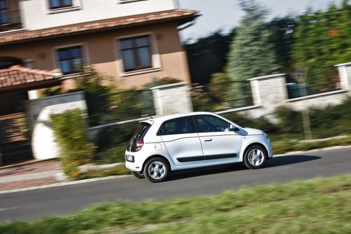 Új Twingo – Jó vagy rossz, hogy ennyire más? 10 Ráfér az erősebbik motor, az egyliteres élettelen és hosszú neki a váltó-áttételezés. A turbós 0,9 TCe felára 300 000 Ft