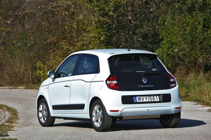 Új Twingo – Jó vagy rossz, hogy ennyire más? 13 Egy ideig még egyedülálló konstrukció a Twingo, az új Smart Forfour november végén jelenhet meg itthon. A testvérmodellek a szlovéniai Renault-üzemben készülnek