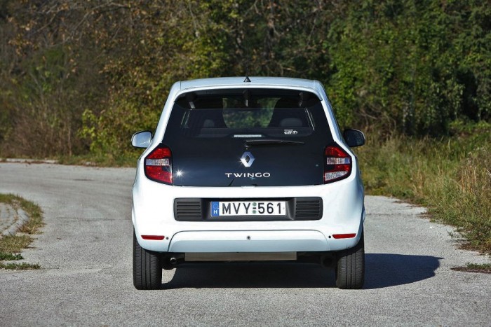 Új Twingo – Jó vagy rossz, hogy ennyire más? 11 A döntve beépített farmotor kevésbé csökkenti a csomagteret a függőlegesen állónál. A háttámla állásától függően 188/219 literes érték elfogadható a minik között