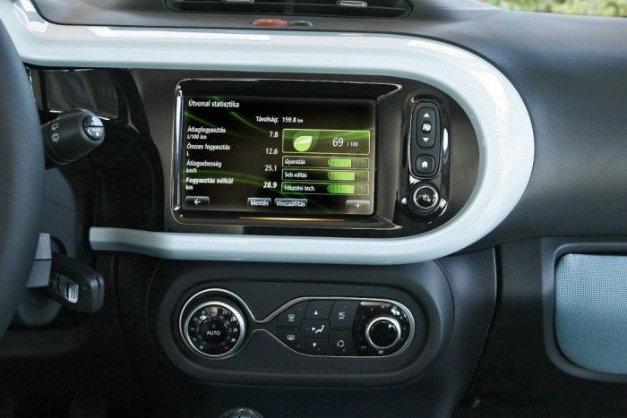 Új Twingo – Jó vagy rossz, hogy ennyire más? 4 Könnyen használható a szép képű érintőképernyő. Az online funkciókat is kínáló R-Link rendszer felára 300 000 Ft tolatókamerával és USB-csatlakozóval az ülések között