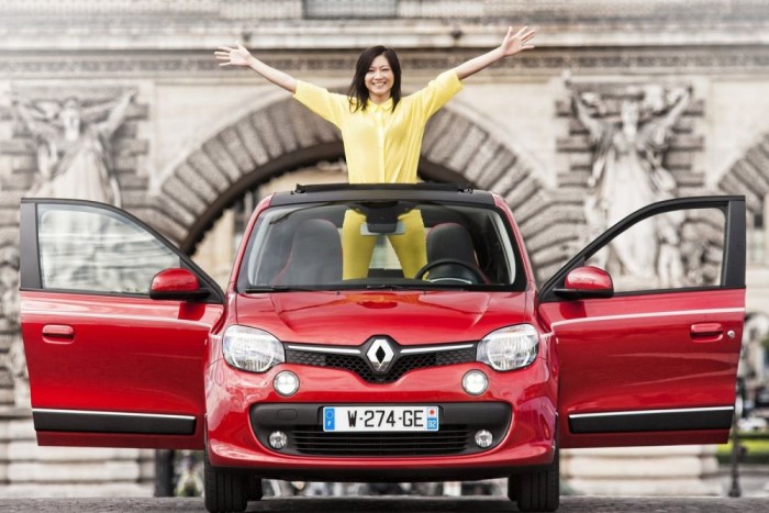 Új Twingo – Jó vagy rossz, hogy ennyire más? 8 Nagyon új és nagyon más a Renault Twingo harmadik generációja. A kisautó ezzel a radikális váltással hű maradt önmagához, ötletességben visszatérve a nagy elődhöz. Svékus Gergely kollégánk nemrég csodálatos mellékletet írt a Twingo történelméről, látványos cikk ide kattintva olvasható