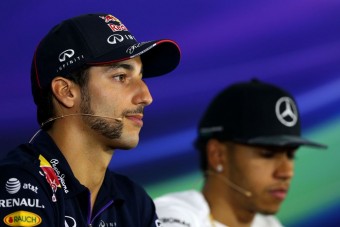 F1: A pilótáknak bejönne a harmadik autó