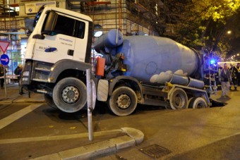 A nap képe - beszakadt az út a betonkeverő alatt