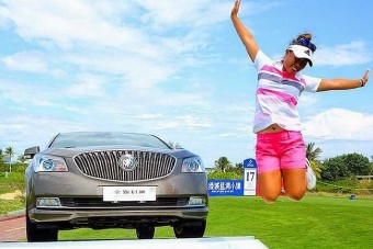 Érezte a lyukakat, két autót nyert a golfos