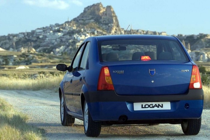 Nagy biznisz a legolcsóbb autó 12 | Vezess Háború volt a Renault-n belül, hogy bevezessék-e Daciát Nyugat-Európában. Mivel az Avantime és a Vel Satis nagyot bukott, féltették a márka arculatát az olcsó termékektől. A francia sajtó sokkal jobban fogadta a Logan by Renault szlogennel bevezetett autót, mint a vele egyszerre bemutatott Modust, ez döntő lökés volt értékesítéséhez