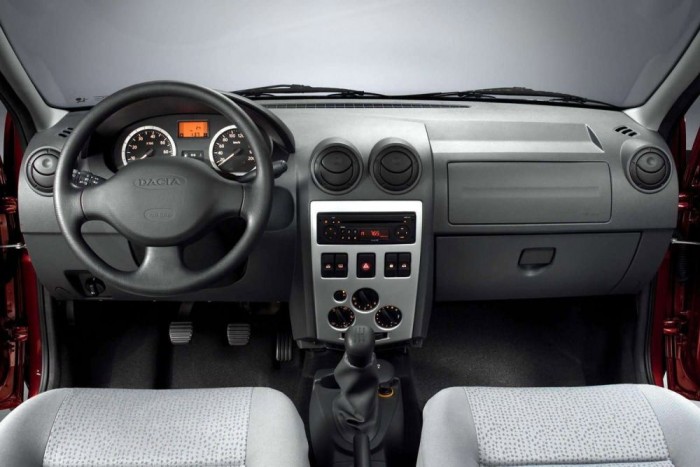 Nagy biznisz a legolcsóbb autó 7 | Vezess Két légzsák járt az európai modellekhez. Itthon 1,75 millió Ft volt az autó alapára, ami a hiányos felszereltséghez és főleg a rossz emlékeket keltő Dacia névhez mérten nem volt elég alacsony