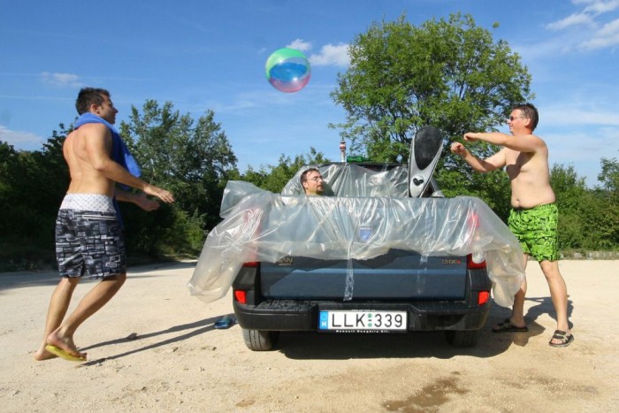 Nagy biznisz a legolcsóbb autó 10 | Vezess Nagy öröm volt tófóliából fapados medencét fabrikálni a platós Loganból