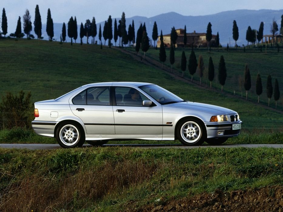 Nem egyszerű kérdés, hogy mivel, milyen típussal jó ötlet belevágni a külföldi autók behozatalába, most még nagyon menő a BMW 3-as széria E36-os sorozata, de a trendek változnak