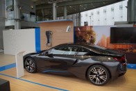 Bambuszpadlón áll az i8 a milánói BMW-szalonban, ez is a környezettudatosságot sulykolja a látogatókba